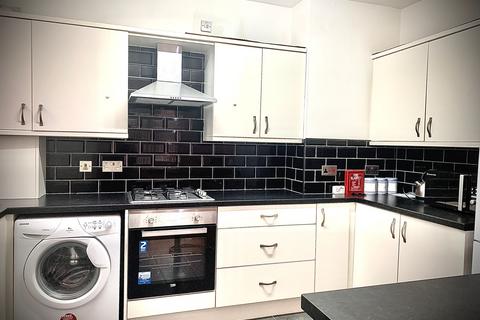 6 bedroom terraced house to rent, Crofton Street, Rusholme M14