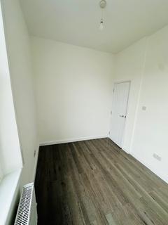 3 bedroom flat to rent, High Street, London NW10