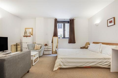 Studio to rent, Cromwell Road, SW7