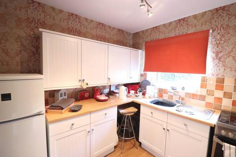3 bedroom semi-detached house to rent, Deeds Grove, High Wycombe HP12