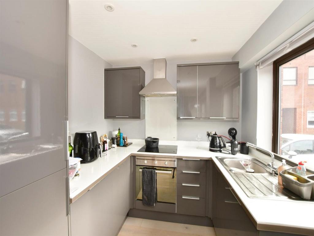 White Lion Close, East Grinstead, RH19 1 bed flat to rent £950 pcm (£219 pw)