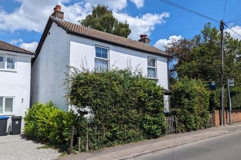 3 bedroom detached house to rent, High Street, Woking GU21