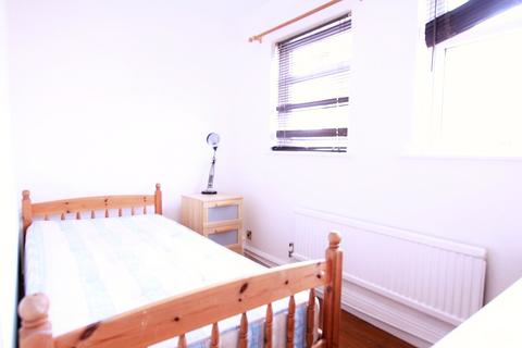 4 bedroom terraced house to rent, Brabazon Street, London, E14