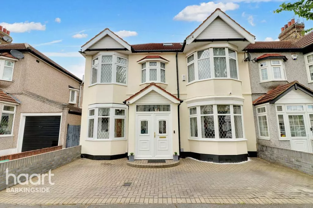 5 bedroom end of terrace house for sale