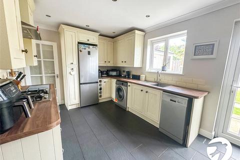 82 Charles Drive, Cuxton, Rochester, ME2 1DT