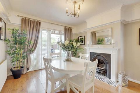 23 Blenheim Chase, Leigh-on-sea, SS9 3BZ