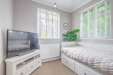 23 Blenheim Chase, Leigh-on-sea, SS9 3BZ