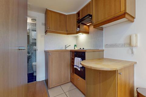 Studio to rent, Cartwright Gardens