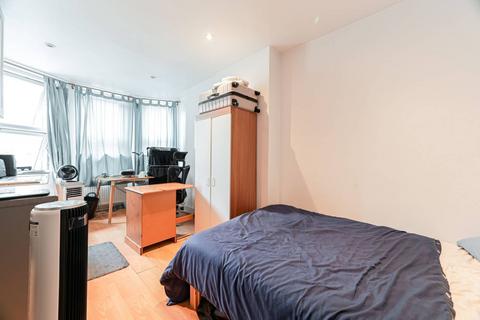 Studio to rent, KENSINGTON HIGH STREET, High Street Kensington, London, W8