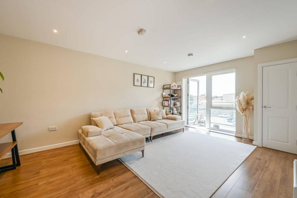 Brennan House, E10, Leyton, London, E10 2 bed flat - £2,500 pcm (£577 pw)