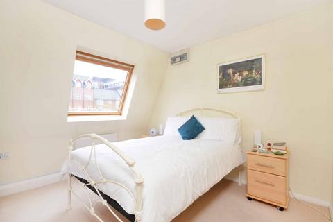 2 bedroom flat to rent, Aaron Court, Woking, GU21
