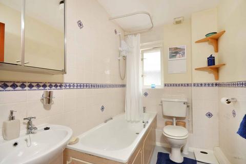 2 bedroom flat to rent, Aaron Court, Woking, GU21