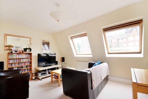 2 bedroom flat to rent, Aaron Court, Woking, GU21