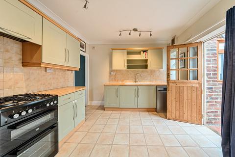 2 bedroom end of terrace house to rent, Alton, Hampshire GU34