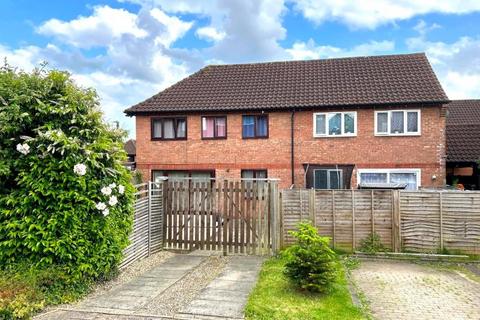 3 bedroom end of terrace house to rent, Harebell Close, Walnut Tree