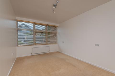 2 bedroom flat to rent, High Moor Court, Leeds LS17