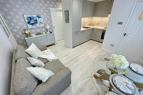 1 bedroom ground floor flat for sale, Hazelbury Court, Hazelbury Crescent, Luton, Bedfordshire, LU1 1DG