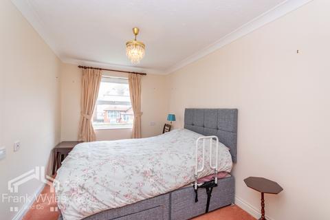 2 bedroom apartment for sale, Hardaker Court, 319-323 Clifton Drive South, Lytham St Annes, FY8 1HJ
