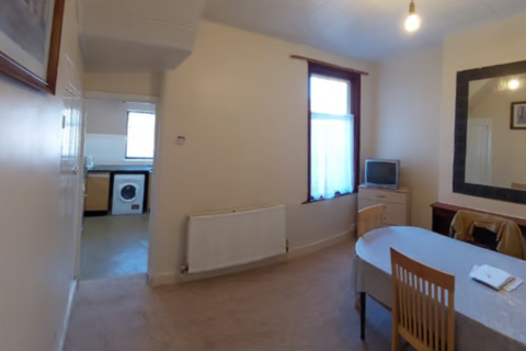 3 bedroom terraced house to rent, Masterman Road, London E6