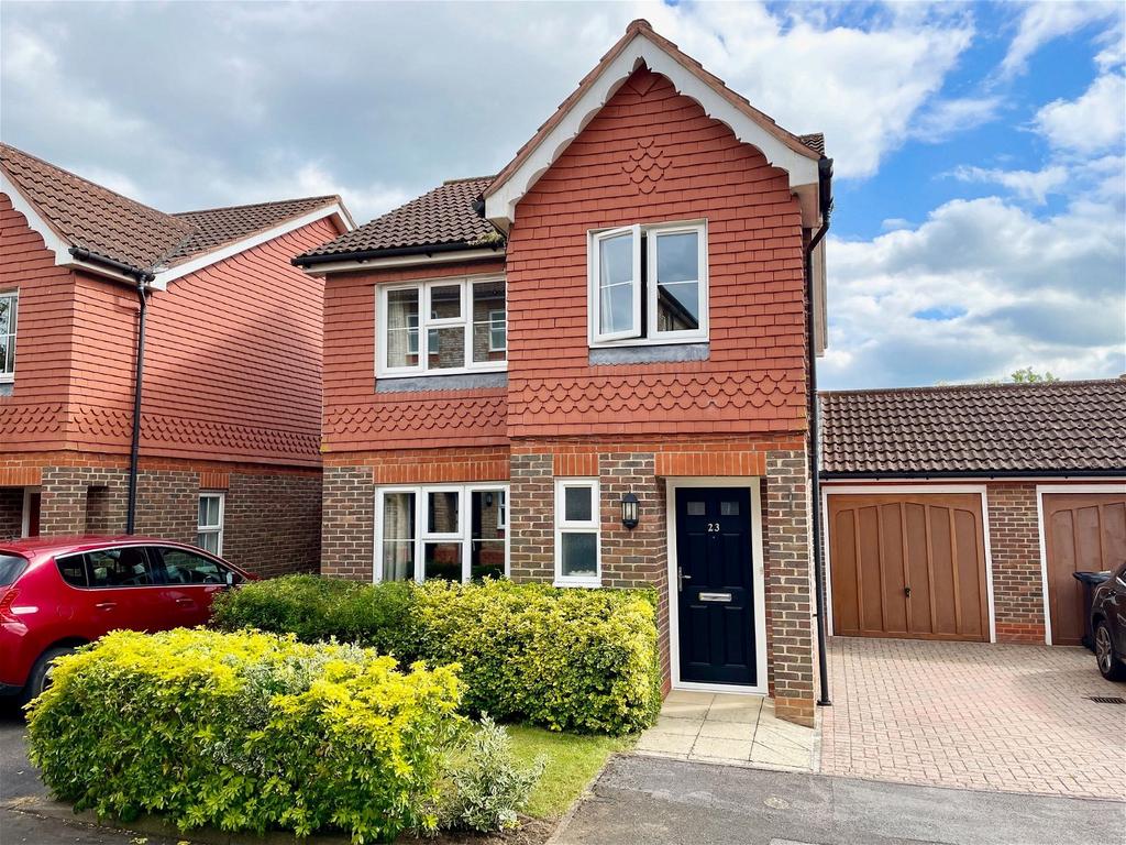 Claremont Crescent, Newbury RG14 3 bed detached house for sale £410,000