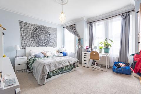 3 bedroom house to rent, Alston Road Tooting SW17