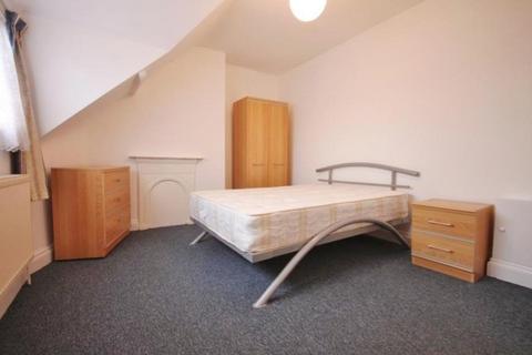 2 bedroom flat to rent, Grosvenor Gardens, Willesden Green