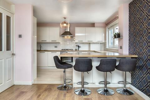12/11 Calder Grove, Edinburgh, EH11 4NA