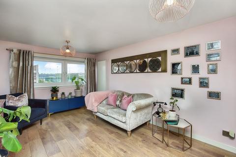 12/11 Calder Grove, Edinburgh, EH11 4NA