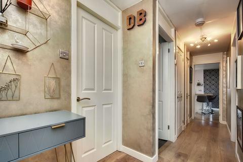 12/11 Calder Grove, Edinburgh, EH11 4NA