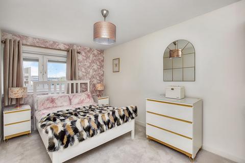 12/11 Calder Grove, Edinburgh, EH11 4NA