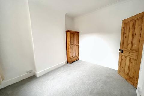 2 bedroom ground floor flat to rent, Adelaide Grove, London W12
