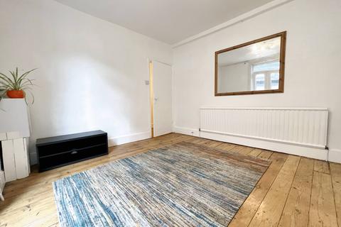 2 bedroom ground floor flat to rent, Adelaide Grove, London W12