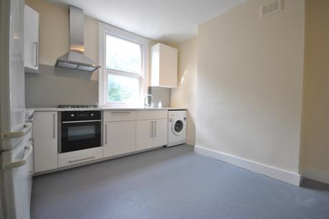2 bedroom flat to rent, Amblecote Road Grove Park SE12