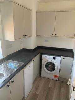 3 bedroom terraced house to rent, Hilltop Court, Manchester