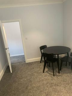 3 bedroom terraced house to rent, Hilltop Court, Manchester