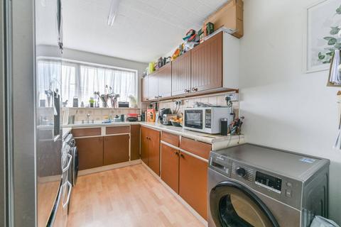 98 Wide Way, Mitcham, CR4 1BN