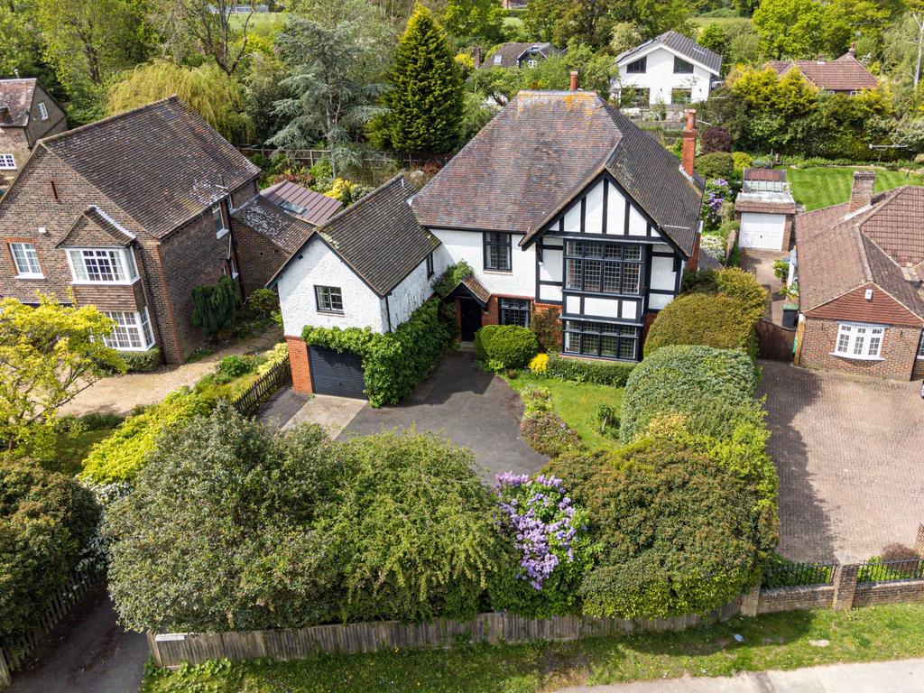 Lingfield Road, East Grinstead RH19 5 bed detached house for sale £800,000