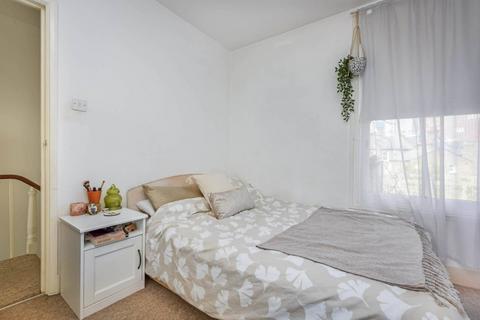 3 bedroom flat to rent, Meadow Road, Oval, London, SW8
