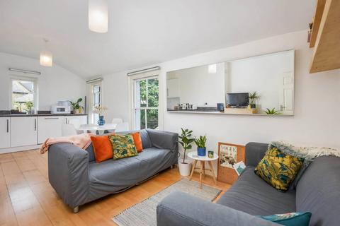 3 bedroom flat to rent, Meadow Road, Oval, London, SW8