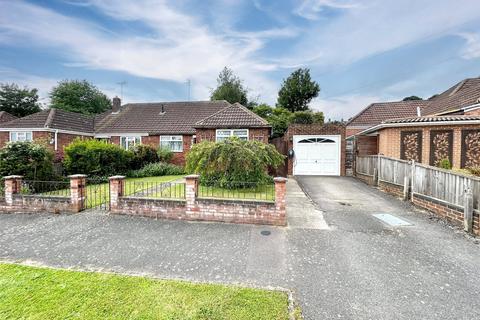 2 bedroom bungalow for sale, St. Michaels Road, Sandhurst, Berkshire, GU47