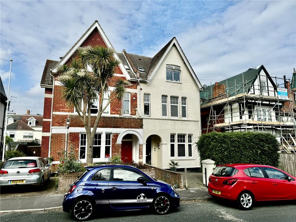 Alumhurst Road, Bournemouth, Dorset, BH4 2 bed apartment to rent £