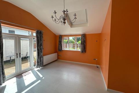 3 bedroom semi-detached house to rent, Cherry Tree Walk, Stretford, M32 9AT