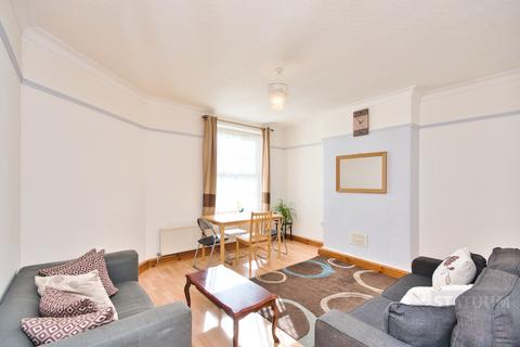 3 bedroom flat to rent, Clarence Road, Hackney Central, London, E5