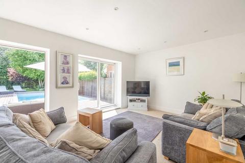5 Riverside, Wraysbury, Staines, TW19 5JN