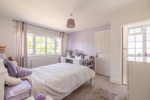 5 Riverside, Wraysbury, Staines, TW19 5JN