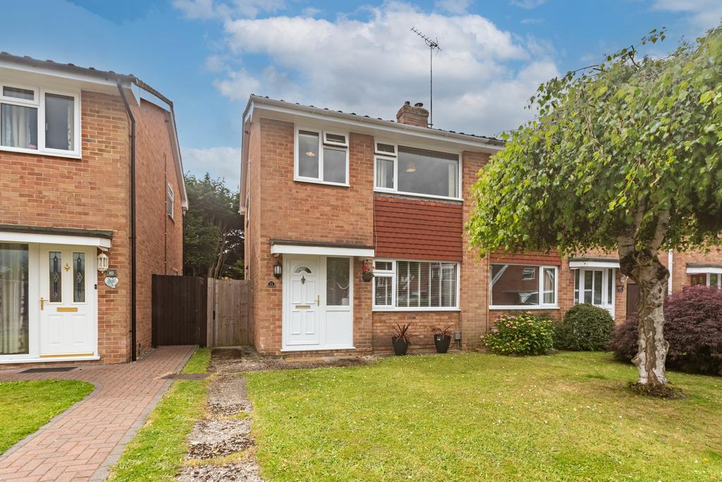 Yateley GU46 3 bed semidetached house for sale £375,000