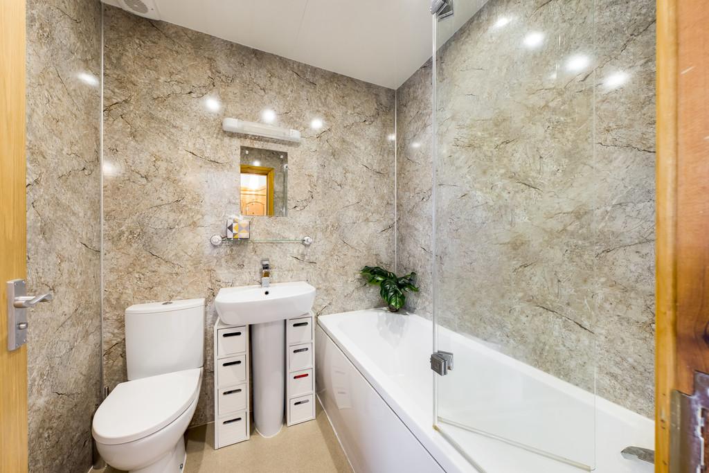 En-Suite Bathroom to Bedroom 1