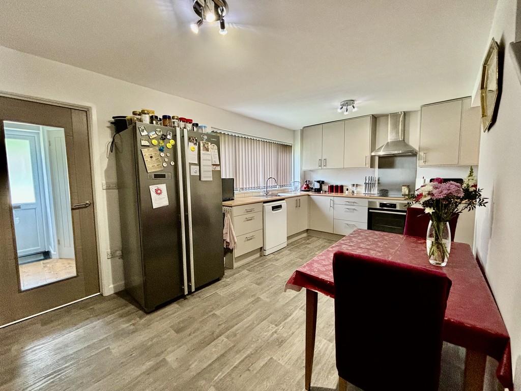 Queens Crescent, Chippenham SN14 3 bed terraced house for sale £285,000