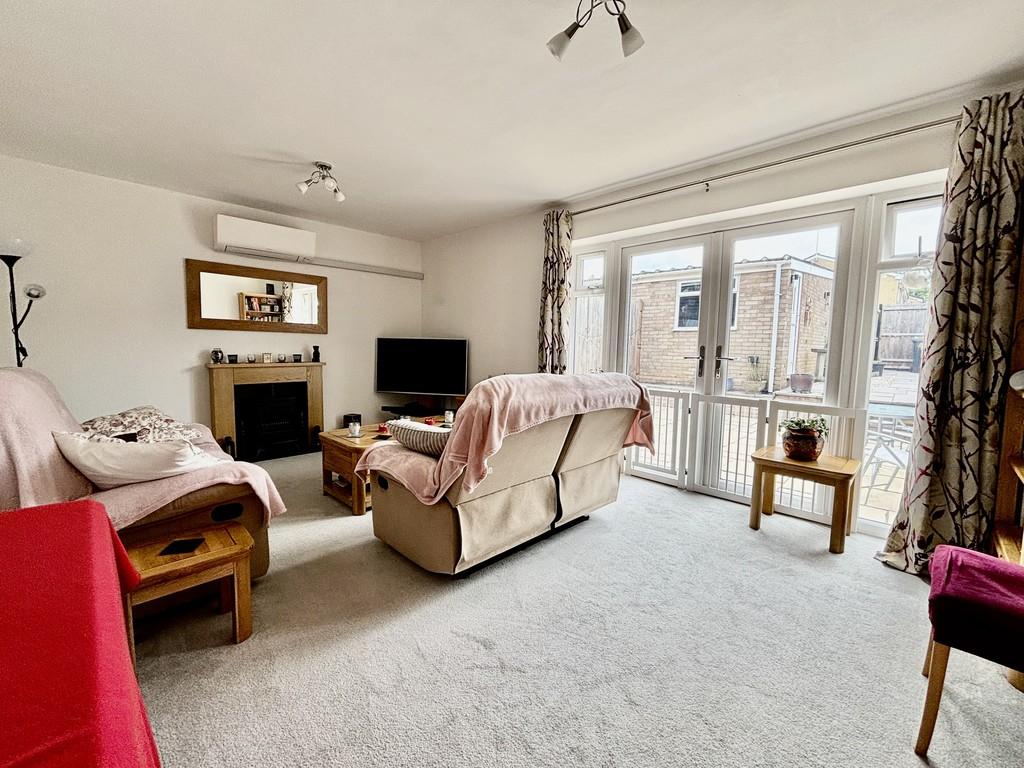 Queens Crescent, Chippenham SN14 3 bed terraced house for sale £285,000