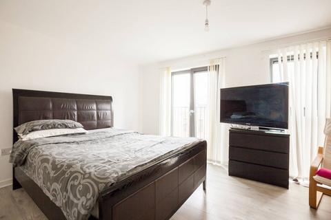 3 bedroom flat to rent, Crawshay Road, Oval, London, SW9